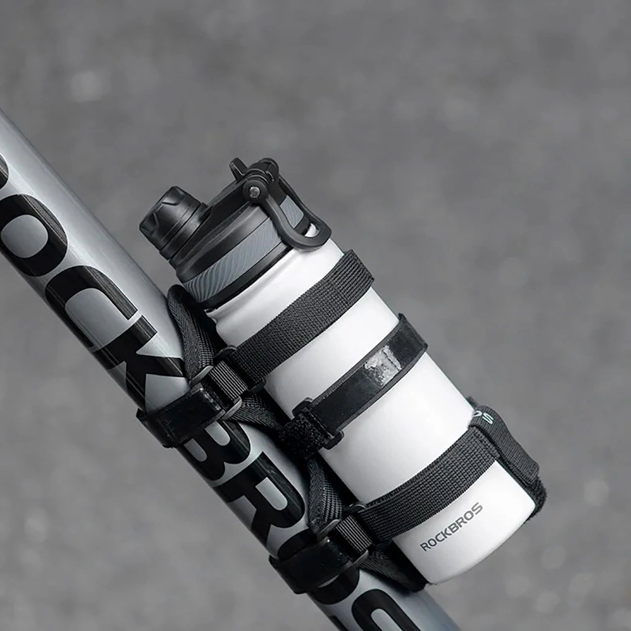 „Rockbros 50210064001“ dviračio dirželis su lipdukais „Bluetooth“ garsiakalbiui arba vandens buteliukui – juodas